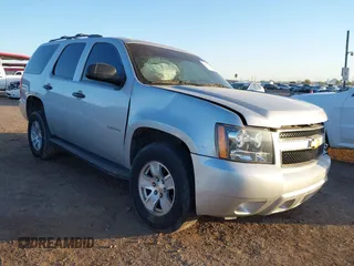 2013 Chevrolet Tahoe Commercial z VIN 1GNSK4E05DR332804, wystawiony jako IAAI lot #41977062 z przebiegiem 131 782 mil mil oraz . Historia ofert i sprzedaży dostępna na DreamBid. Obrazek 1.