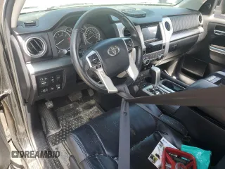 2017 Toyota Tundra Platinum z VIN 5TFAY5F1XHX629603, wystawiony jako Copart lot #51943495 z przebiegiem 99 512 mil mil oraz Szkoda całkowita • Salvage title. Historia ofert i sprzedaży dostępna na DreamBid. Obrazek 8.