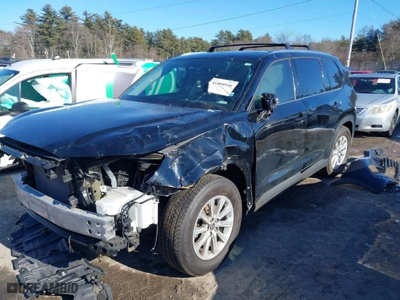 2024 Toyota Grand Highlander XLE with VIN 5TDAAAB50RS021375, listed as a IAAI auction lot 41404168 with 30,330 mi miles. Bid and sale history available at carsss.com. Image 2.