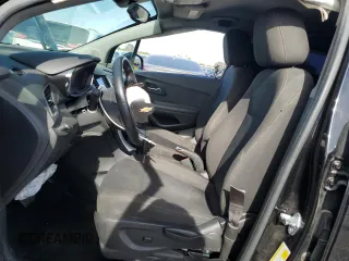 2021 Chevrolet Trax LS z VIN KL7CJKSB1MB303476, wystawiony jako Copart lot #58230595 z przebiegiem 55 397 mil mil oraz Szkoda całkowita • Salvage title. Historia ofert i sprzedaży dostępna na DreamBid. Obrazek 7.