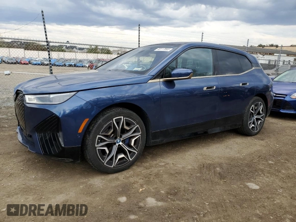 2023 BMW iX xDrive50 z VIN WB523CF0XPCL15501, wystawiony jako Copart lot #46117065 z przebiegiem 14 695 mil mil oraz Szkoda całkowita • Salvage title. Historia ofert i sprzedaży dostępna na DreamBid. Obrazek 1.