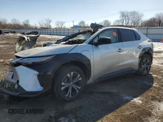 2023 Toyota bZ4X XLE z VIN JTMAAAAA0PA016105, wystawiony jako Copart lot #46252715 z przebiegiem Nie podano mil oraz Szkoda całkowita • Salvage title. Historia ofert i sprzedaży dostępna na DreamBid. Obrazek 1.