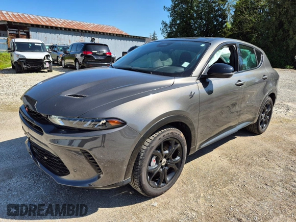 2024 Dodge Hornet R/T Plus z VIN ZACPDFDW7R3A12570, wystawiony jako Copart lot #52097675 z przebiegiem Nie podano mil oraz Szkoda całkowita • Salvage title. Historia ofert i sprzedaży dostępna na DreamBid. Obrazek 1.