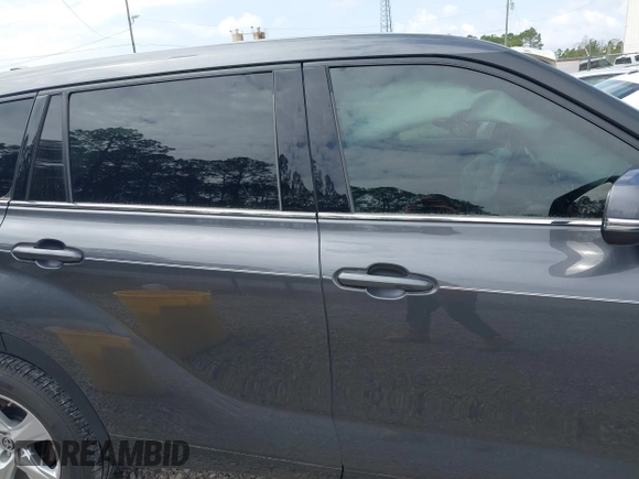 2020 Toyota Highlander L z VIN 5TDCZRAH2LS512145, wystawiony jako IAAI lot #41783670 z przebiegiem 53 919 mil mil oraz . Historia ofert i sprzedaży dostępna na DreamBid. Obrazek 14.