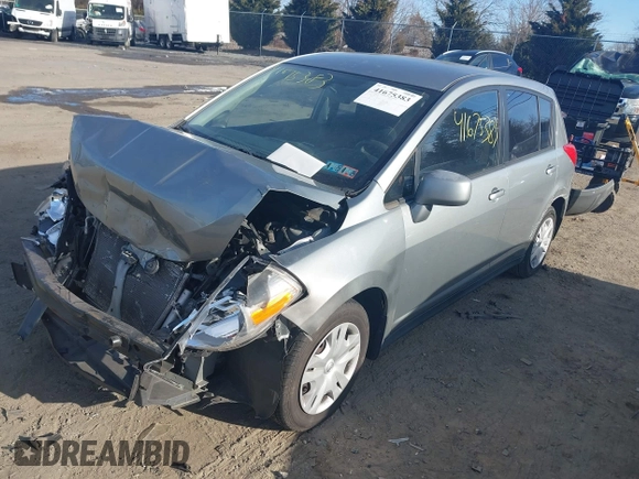 2011 Nissan Versa S z VIN 3N1BC1CP5BL517754, wystawiony jako IAAI lot #41675383 z przebiegiem 125 000 mil mil oraz . Historia ofert i sprzedaży dostępna na DreamBid. Obrazek 2.