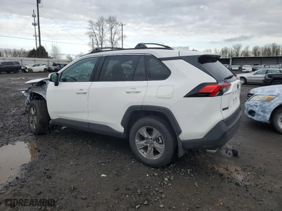 2024 Toyota RAV4 XLE with VIN 2T3P1RFV0RC475872, listed as a Copart auction lot 44370865 with 2,521 mi miles and Salvage Title. Bid and sale history available at carsss.com. Image 2.