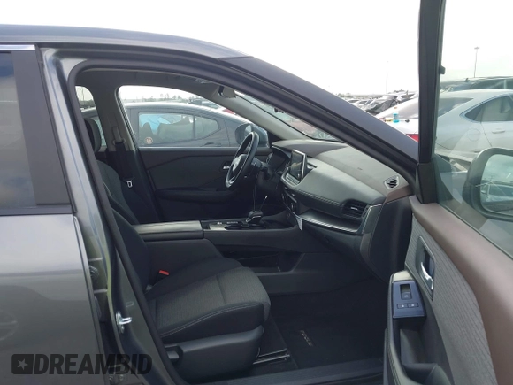 2023 Nissan Rogue SV z VIN 5N1BT3BA6PC897434, wystawiony jako IAAI lot #42287916 z przebiegiem Nie podano mil oraz . Historia ofert i sprzedaży dostępna na DreamBid. Obrazek 5.