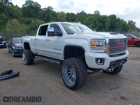 2019 GMC Sierra 2500HD Denali with VIN 1GT12SEY5KF236832, listed as a IAAI auction lot 40151260 with 45,531 mi miles. Bid and sale history available at carsss.com. Image 1.