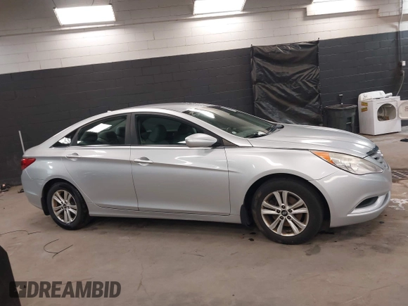 2013 Hyundai Sonata GLS z VIN 5NPEB4ACXDH620718, wystawiony jako IAAI lot #42450301 z przebiegiem 164 170 mil mil oraz . Historia ofert i sprzedaży dostępna na DreamBid. Obrazek 13.