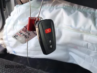2022 Toyota Prius L Eco z VIN JTDKAMFU5N3184798, wystawiony jako IAAI lot #41947227 z przebiegiem 35 943 mil mil oraz . Historia ofert i sprzedaży dostępna na DreamBid. Obrazek 11.