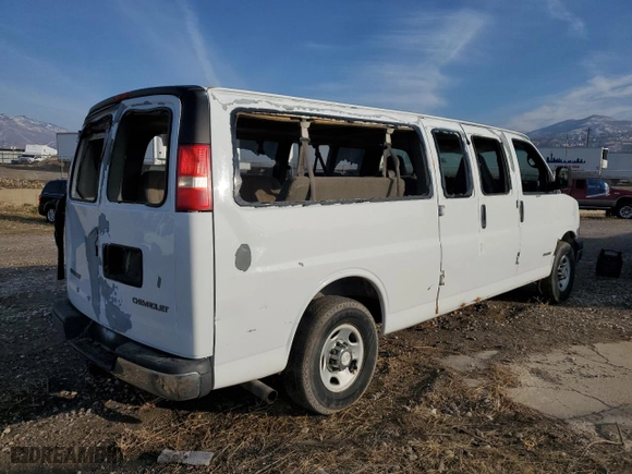 2006 Chevrolet Express Passenger with VIN 1GAHG39U461274433, listed as a Copart auction lot 82622414 with 206,975 mi miles and Clean Title. Bid and sale history available at carsss.com. Image 3.