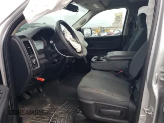 2018 Ram 1500 Tradesman z VIN 1C6RR6FG8JS147409, wystawiony jako Copart lot #55851485 z przebiegiem 116 680 mil mil oraz Szkoda całkowita • Salvage title. Historia ofert i sprzedaży dostępna na DreamBid. Obrazek 7.