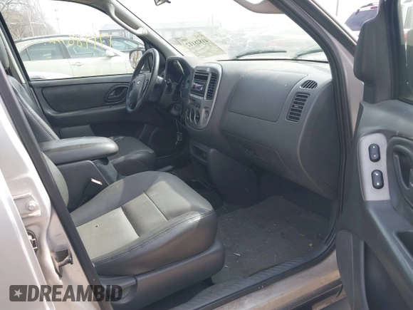 2003 Ford Escape XLT Popular 2 with VIN 1FMYU93163KC74842, listed as a IAAI auction lot 41828112 with 171,988 mi miles. Bid and sale history available at carsss.com. Image 5.