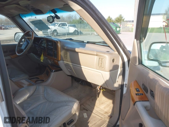2002 GMC Yukon XL SLT with VIN 3GKFK16Z32G215746, listed as a IAAI auction lot 42097959 with 233,023 mi miles. Bid and sale history available at carsss.com. Image 5.