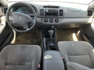 2002 Toyota Camry LE z VIN JTDBE32K120068644, wystawiony jako Copart lot #61168915 z przebiegiem 210 149 mil mil oraz Czysty tytuł • Clean title. Historia ofert i sprzedaży dostępna na DreamBid. Obrazek 8.