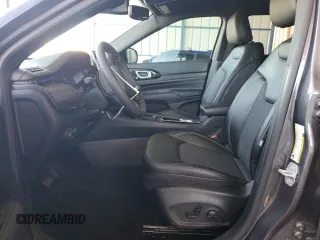 2024 Jeep Compass Latitude z VIN 3C4NJDBN2RT123706, wystawiony jako Copart lot #62509695 z przebiegiem 11 534 mil mil oraz Czysty tytuł • Clean title. Historia ofert i sprzedaży dostępna na DreamBid. Obrazek 7.