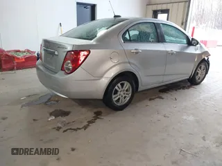 2016 Chevrolet Sonic LT z VIN 1G1JC5SH0G4138189, wystawiony jako IAAI lot #41732801 z przebiegiem 160 903 mil mil oraz . Historia ofert i sprzedaży dostępna na DreamBid. Obrazek 4.