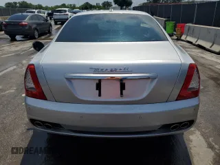 2009 Maserati Quattroporte z VIN ZAMFK39A190043806, wystawiony jako Copart lot #59159025 z przebiegiem 74 106 mil mil oraz Czysty tytuł • Clean title. Historia ofert i sprzedaży dostępna na DreamBid. Obrazek 6.