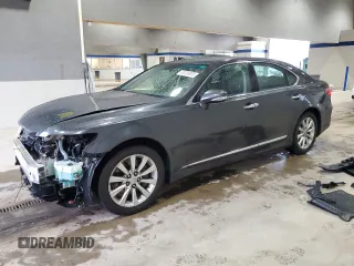 2011 Lexus LS 460 z VIN JTHCL5EF4B5012011, wystawiony jako Copart lot #50209825 z przebiegiem 97 658 mil mil oraz Szkody całkowita. Historia ofert i sprzedaży dostępna na DreamBid. Obrazek 1.