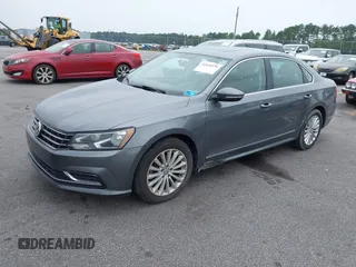 2016 Volkswagen Passat SE z VIN 1VWBT7A36GC007977, wystawiony jako IAAI lot #42433371 z przebiegiem 124 064 mil mil oraz . Historia ofert i sprzedaży dostępna na DreamBid. Obrazek 2.