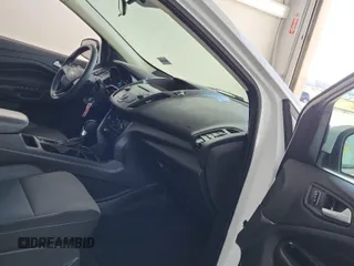 2017 Ford Escape SE z VIN 1FMCU0GD4HUB05330, wystawiony jako IAAI lot #42396863 z przebiegiem 66 420 mil mil oraz . Historia ofert i sprzedaży dostępna na DreamBid. Obrazek 50.