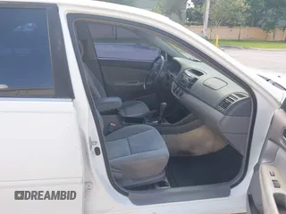 2002 Toyota Camry XLE z VIN 4T1BF32K42U007564, wystawiony jako IAAI lot #42534864 z przebiegiem 133 850 mil mil oraz . Historia ofert i sprzedaży dostępna na DreamBid. Obrazek 5.