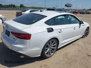 2025 Audi A5 Sportback S line Premium z VIN WAUDACF5XSA009799, wystawiony jako IAAI lot #42460461 z przebiegiem 13 011 mil mil oraz . Historia ofert i sprzedaży dostępna na DreamBid. Obrazek 4.