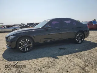 2018 BMW 3 Series 330i z VIN WBA8B9G52JNU98674, wystawiony jako Copart lot #59783985 z przebiegiem 77 712 mil mil oraz Czysty tytuł • Clean title. Historia ofert i sprzedaży dostępna na DreamBid. Obrazek 1.