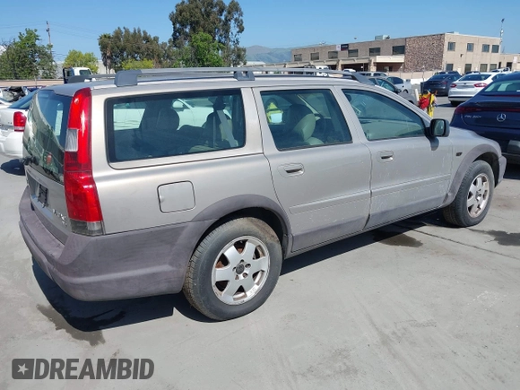 2001 Volvo V70 with VIN YV1SZ58D011023061, listed as a IAAI auction lot 42084689 with 170,688 mi miles. Bid and sale history available at carsss.com. Image 4.