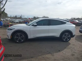 2022 Ford Mustang Mach-E Select z VIN 3FMTK1SS4NMA16858, wystawiony jako IAAI lot #41609839 z przebiegiem 46 462 mil mil oraz . Historia ofert i sprzedaży dostępna na DreamBid. Obrazek 14.