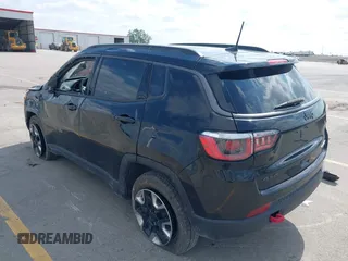 2017 Jeep Compass Trailhawk z VIN 3C4NJDDB6HT631047, wystawiony jako IAAI lot #42457508 z przebiegiem 59 414 mil mil oraz . Historia ofert i sprzedaży dostępna na DreamBid. Obrazek 3.