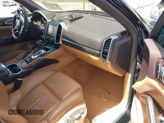2016 Porsche Cayenne GTS z VIN WP1AD2A25GLA70430, wystawiony jako IAAI lot #42547008 z przebiegiem 108 374 mil mil oraz . Historia ofert i sprzedaży dostępna na DreamBid. Obrazek 5.