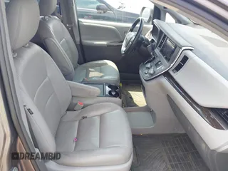 2017 Toyota Sienna XLE Auto Access Seat z VIN 5TDYZ3DC1HS767802, wystawiony jako IAAI lot #42442018 z przebiegiem 127 206 mil mil oraz . Historia ofert i sprzedaży dostępna na DreamBid. Obrazek 5.