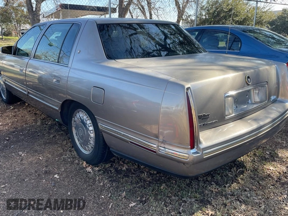 1999 Cadillac DeVille DHS z VIN 1G6KE54Y9XU783302, wystawiony jako Copart lot #42375455 z przebiegiem Nie podano mil oraz Czysty tytuł • Clean title. Historia ofert i sprzedaży dostępna na DreamBid. Obrazek 3.