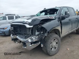 2023 Ram 2500 Tradesman z VIN 3C6UR5CL0PG614831, wystawiony jako IAAI lot #41367939 z przebiegiem 70 439 mil mil oraz . Historia ofert i sprzedaży dostępna na DreamBid. Obrazek 13.