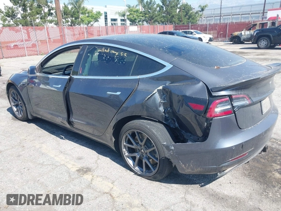 2020 Tesla Model 3 Standard Range Plus z VIN 5YJ3E1EA4LF597181, wystawiony jako IAAI lot #42283159 z przebiegiem 109 993 mil mil oraz . Historia ofert i sprzedaży dostępna na DreamBid. Obrazek 3.