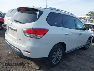 2016 Nissan Pathfinder S z VIN 5N1AR2MN2GC636547, wystawiony jako IAAI lot #41304624 z przebiegiem 152 654 mil mil oraz . Historia ofert i sprzedaży dostępna na DreamBid. Obrazek 4.