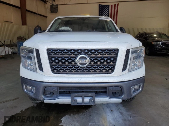 2017 Nissan Titan SV z VIN 1N6AA1E57HN569872, wystawiony jako Copart lot #53254555 z przebiegiem 170 573 mil mil oraz Szkoda całkowita • Salvage title. Historia ofert i sprzedaży dostępna na DreamBid. Obrazek 5.