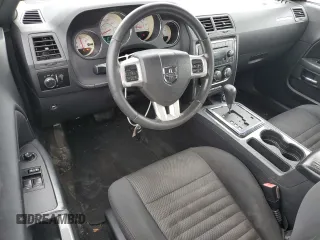 2013 Dodge Challenger SXT z VIN 2C3CDYAG8DH609306, wystawiony jako Copart lot #55772985 z przebiegiem 179 231 mil mil oraz Szkody całkowita. Historia ofert i sprzedaży dostępna na DreamBid. Obrazek 8.