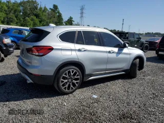 2021 BMW X1 sDrive28i z VIN WBXJG7C06M5U15436, wystawiony jako Copart lot #52382635 z przebiegiem 57 917 mil mil oraz Szkody całkowita. Historia ofert i sprzedaży dostępna na DreamBid. Obrazek 3.