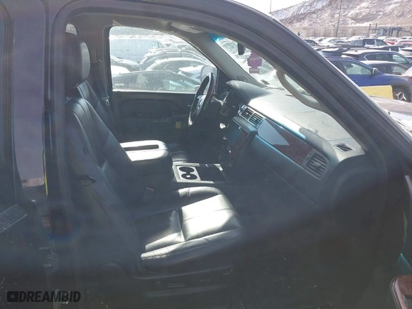 2014 Chevrolet Suburban LT with VIN 1GNSKJE75ER214054, listed as a IAAI auction lot 41426895 with 301,554 mi miles. Bid and sale history available at carsss.com. Image 5.