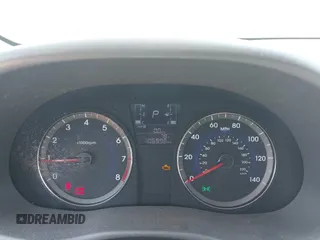 2017 Hyundai Accent SE z VIN KMHCT4AE4HU354755, wystawiony jako IAAI lot #42391519 z przebiegiem 106 998 mil mil oraz . Historia ofert i sprzedaży dostępna na DreamBid. Obrazek 7.