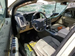 2008 Lincoln MKX z VIN 2LMDU88C28BJ09217, wystawiony jako Copart lot #56649345 z przebiegiem 179 870 mil mil oraz Szkoda całkowita • Salvage title. Historia ofert i sprzedaży dostępna na DreamBid. Obrazek 8.