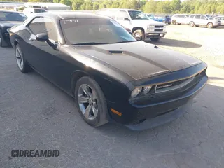 2013 Dodge Challenger SXT z VIN 2C3CDYAG4DH562498, wystawiony jako IAAI lot #42067473 z przebiegiem 193 615 mil mil oraz . Historia ofert i sprzedaży dostępna na DreamBid. Obrazek 1.