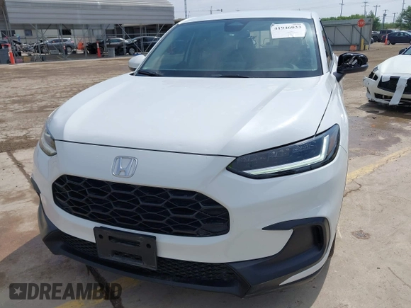2023 Honda HR-V LX z VIN 3CZRZ1H34PM716838, wystawiony jako IAAI lot #41946033 z przebiegiem 24 958 mil mil oraz . Historia ofert i sprzedaży dostępna na DreamBid. Obrazek 13.