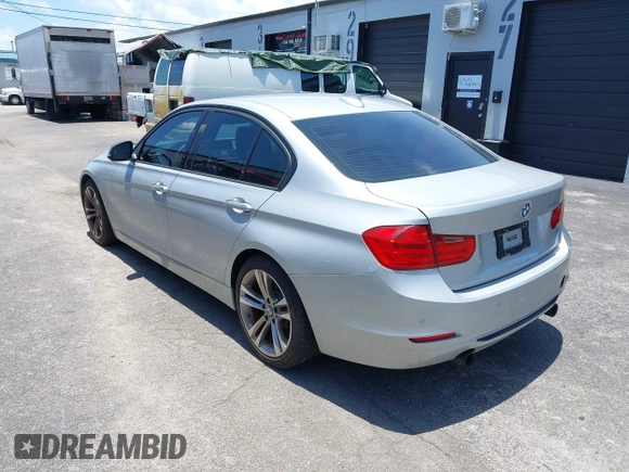 2013 BMW 3 Series 335i z VIN WBA3A9C56DF475450, wystawiony jako IAAI lot #42469522 z przebiegiem Nie podano mil oraz . Historia ofert i sprzedaży dostępna na DreamBid. Obrazek 3.