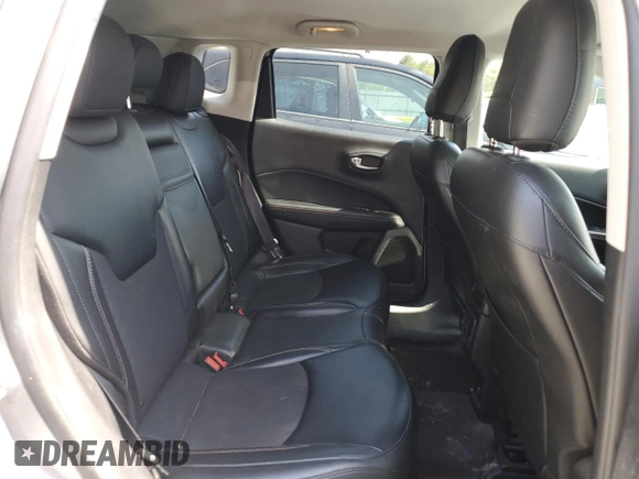 2020 Jeep Compass Latitude z VIN 3C4NJDBB3LT100870, wystawiony jako Copart lot #55840125 z przebiegiem 58 999 mil mil oraz Szkoda całkowita • Salvage title. Historia ofert i sprzedaży dostępna na DreamBid. Obrazek 10.