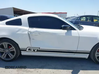 2013 Ford Mustang V6 z VIN 1ZVBP8AM4D5271864, wystawiony jako IAAI lot #42427887 z przebiegiem 149 530 mil mil oraz . Historia ofert i sprzedaży dostępna na DreamBid. Obrazek 13.