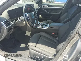 2024 BMW i4 eDrive40 z VIN WBY73AW02RFS99292, wystawiony jako Copart lot #56431405 z przebiegiem 17 030 mil mil oraz Tytuł czysty. Historia ofert i sprzedaży dostępna na DreamBid. Obrazek 7.