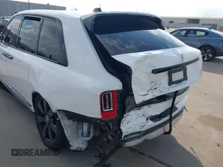 2020 Rolls-Royce Cullinan z VIN SLATV4C05LU200555, wystawiony jako IAAI lot #40801902 z przebiegiem 30 397 mil mil oraz . Historia ofert i sprzedaży dostępna na DreamBid. Obrazek 18.
